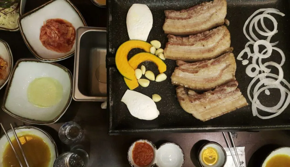 Jeju Black Pork barbeque dinner | #travel #korea #jeju #island #itinerary #food #foodie