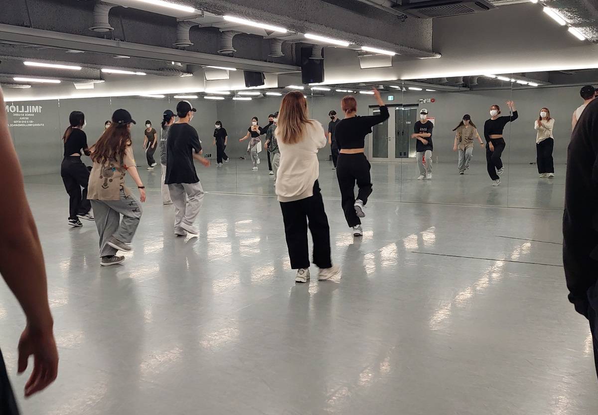 Kpop dance class in Seoul.