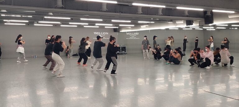 how-to-take-a-k-pop-dance-class-online-or-in-seoul