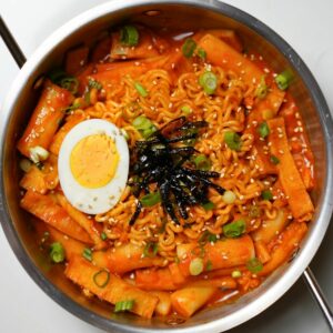 Ramen with tteokbokki in a bowl.