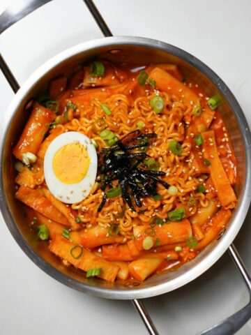Ramen with tteokbokki in a bowl.