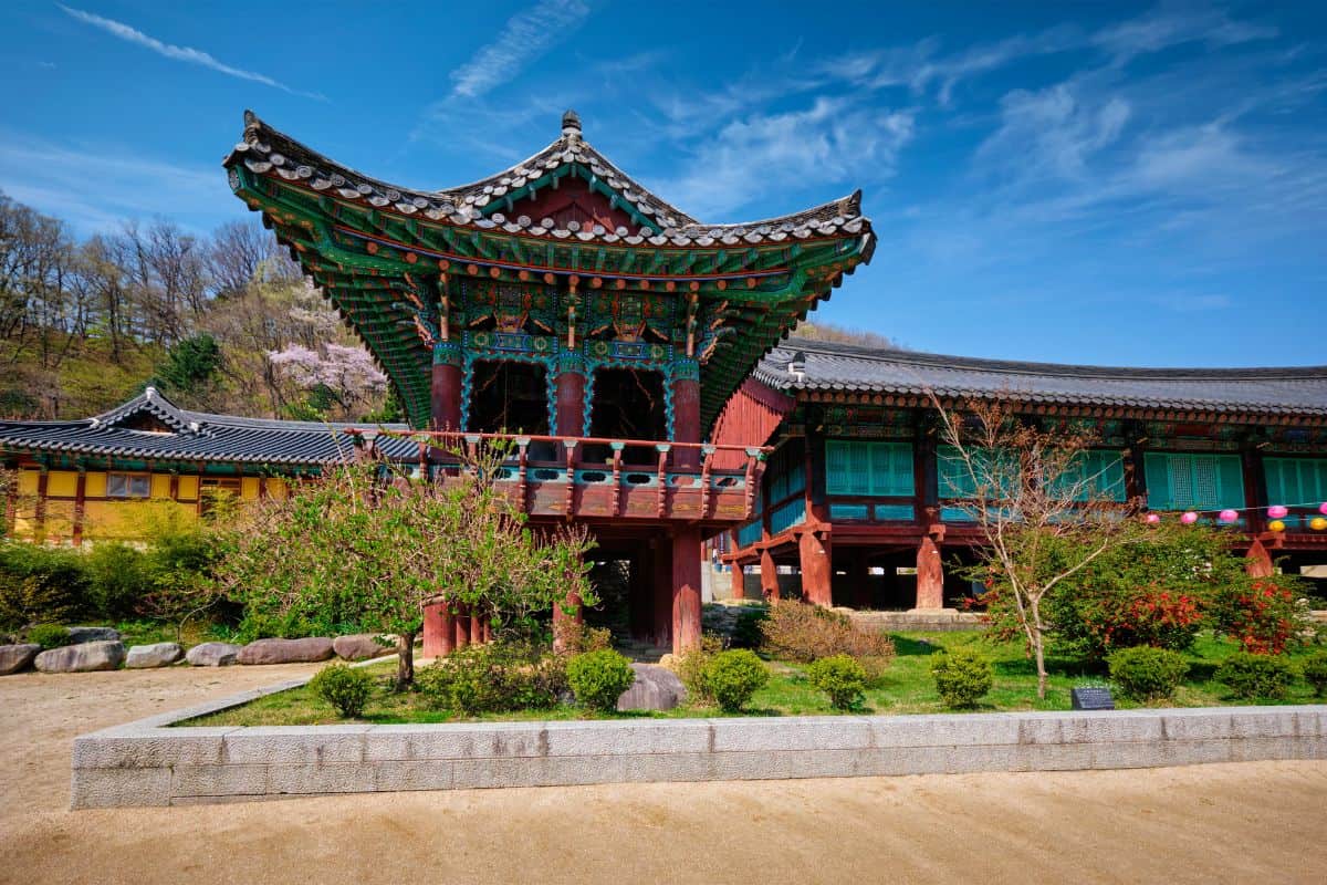 Sinheungsa Temple in Seoraksan National Park, South Korea.