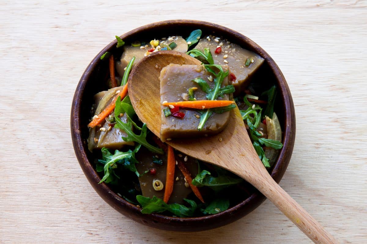 A bowl of seasoned acorn jelly salad.