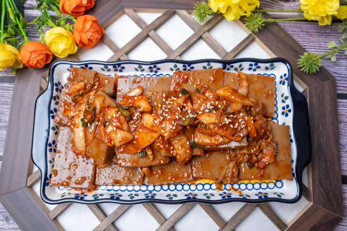 A plate of dotorimuk-mukchim.