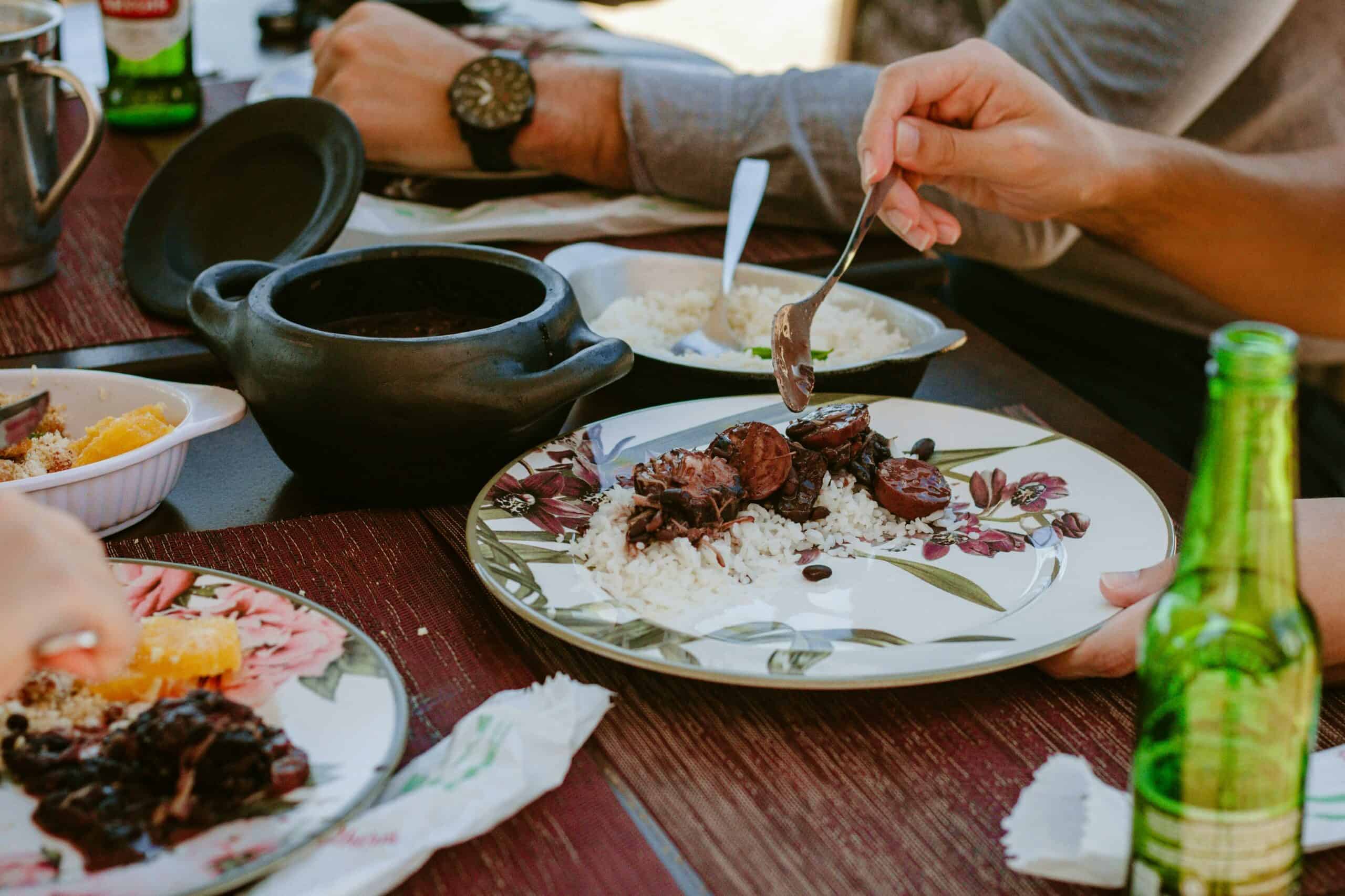 People eating soondae with other dishes.