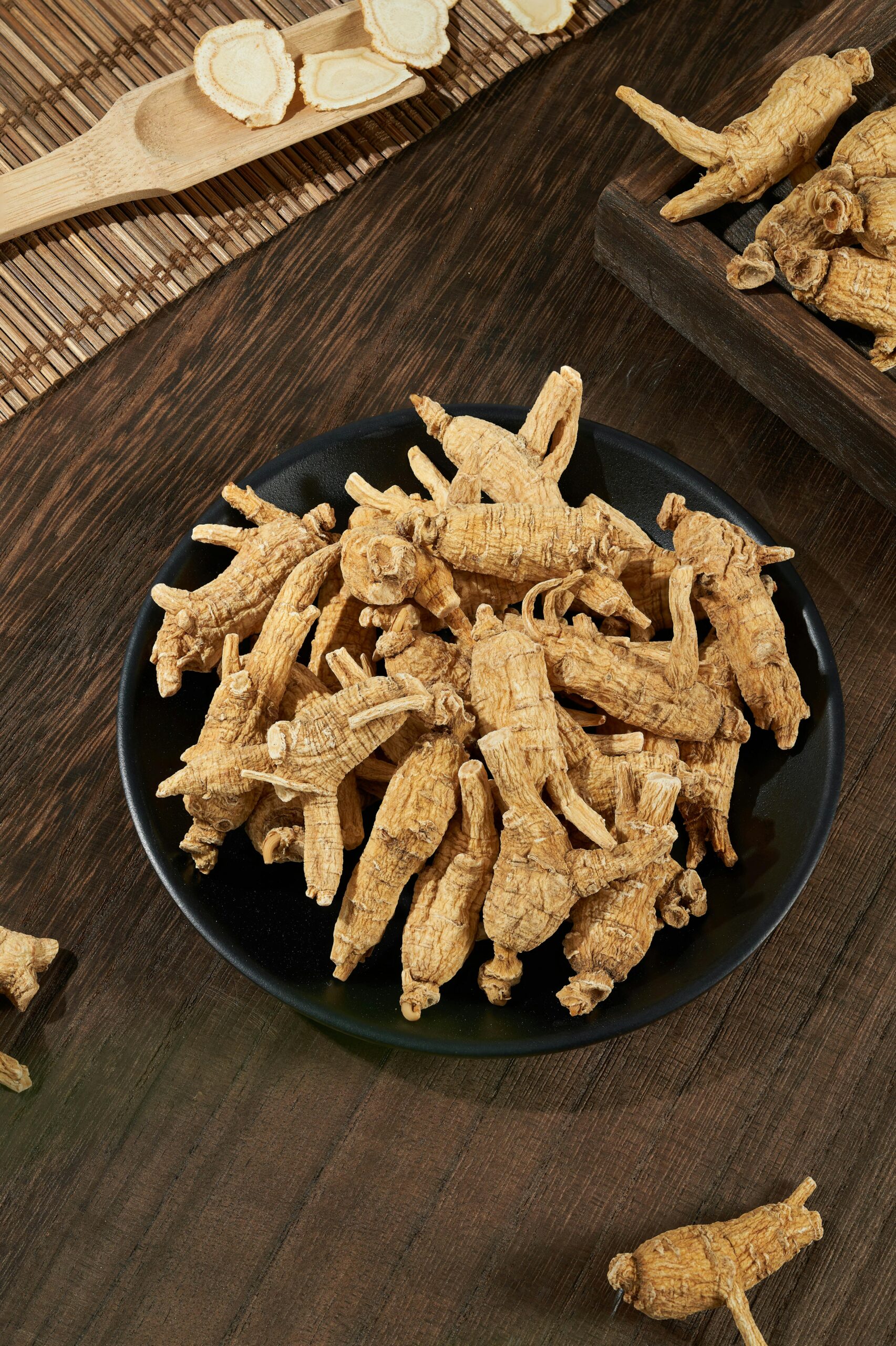 Panax ginseng in a black bowl.