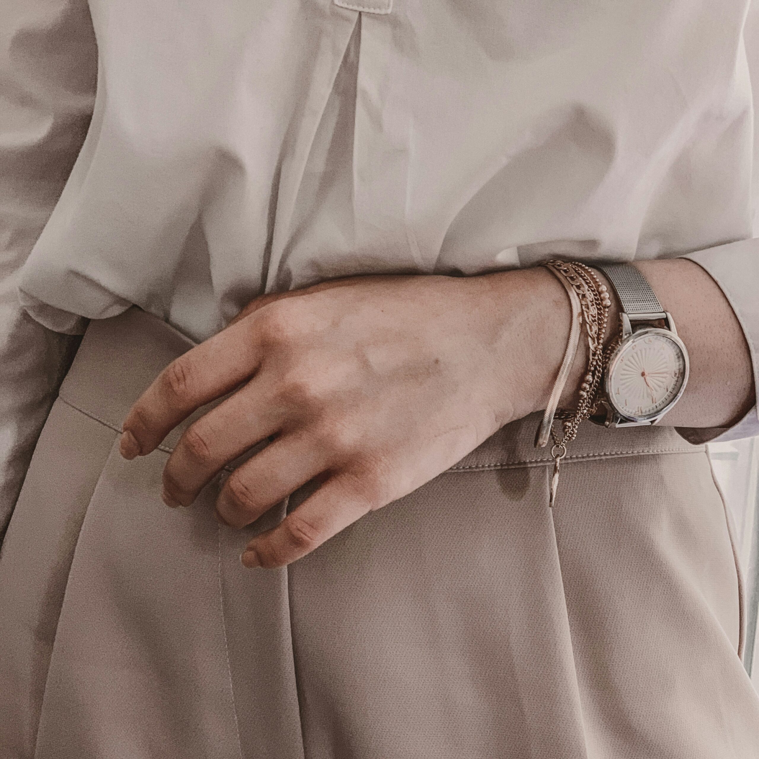 A woman wearing casual clothes with neutral.